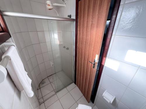 Casa em Condomínio localizado a aproximadamente 250m da praia de Taperapuã e da Arena Axé Moi, com 3 suítes todas com ar condicionado, piscinas adulto e infantil, sauna, portaria 24hrs e internet privativa 300MBPS.