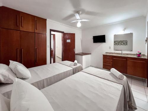 Casa em Condomínio localizado a aproximadamente 250m da praia de Taperapuã e da Arena Axé Moi, com 3 suítes todas com ar condicionado, piscinas adulto e infantil, sauna, portaria 24hrs e internet privativa 300MBPS.