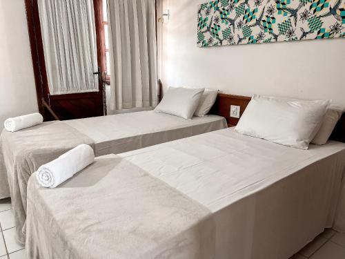 Casa em Condomínio localizado a aproximadamente 250m da praia de Taperapuã e da Arena Axé Moi, com 3 suítes todas com ar condicionado, piscinas adulto e infantil, sauna, portaria 24hrs e internet privativa 300MBPS.