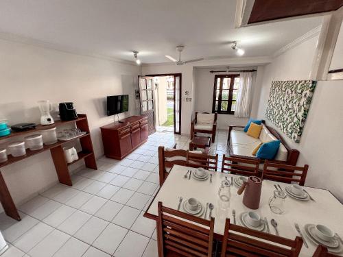 Casa em Condomínio localizado a aproximadamente 250m da praia de Taperapuã e da Arena Axé Moi, com 3 suítes todas com ar condicionado, piscinas adulto e infantil, sauna, portaria 24hrs e internet privativa 300MBPS.