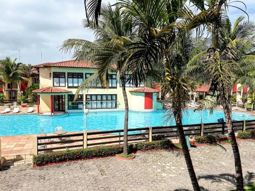 Casa em Condomínio localizado a aproximadamente 250m da praia de Taperapuã e da Arena Axé Moi, com 3 suítes todas com ar condicionado, piscinas adulto e infantil, sauna, portaria 24hrs e internet privativa 300MBPS.