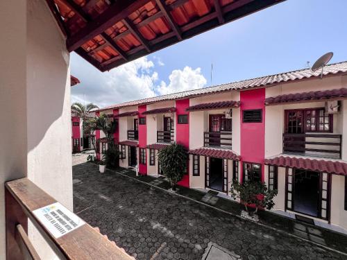 Casas com 2 ou 3 suítes (todas com ar split), com internet privativa 300MBPSno Residencial Nazareth, localizado a aproximadamente 80m da praia de Taperapuã (Arena Axé moi), com piscina, sauna, portaria 24hrs