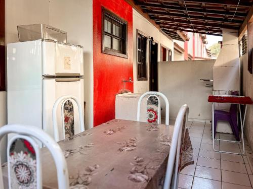 Casas com 2 ou 3 suítes (todas com ar split), com internet privativa 300MBPSno Residencial Nazareth, localizado a aproximadamente 80m da praia de Taperapuã (Arena Axé moi), com piscina, sauna, portaria 24hrs