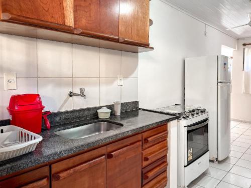 Casas com 2 ou 3 suítes (todas com ar split), com internet privativa 300MBPSno Residencial Nazareth, localizado a aproximadamente 80m da praia de Taperapuã (Arena Axé moi), com piscina, sauna, portaria 24hrs