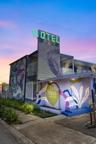 A szálláshely kívülről, The Iris Motel in Mid City