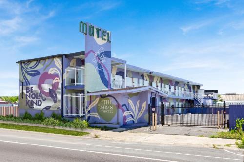 A szálláshely kívülről, The Iris Motel in Mid City