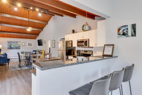 Van Gogh themed home-All Community Amenities Included! in Sandyville, USA