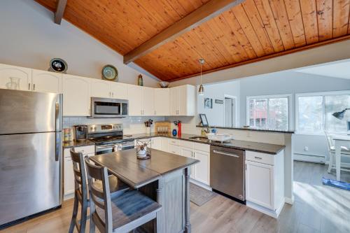 Van Gogh themed home-All Community Amenities Included! in Sandyville, USA