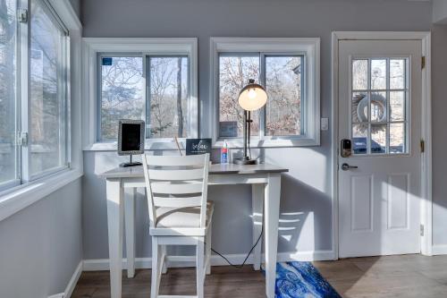 Van Gogh themed home-All Community Amenities Included! in Sandyville, USA