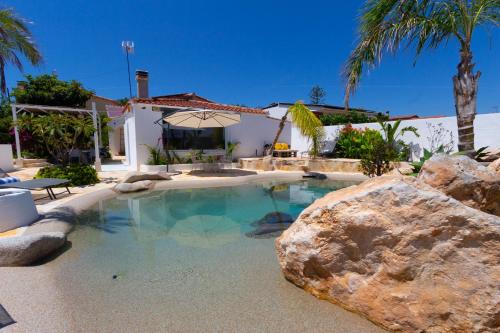 Tropical Oasis Costa Dorada with private pool gîte à louer la Pobla de Montornès