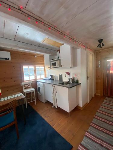 Cabin in the coast of Sweden in ฮูดิคสวัลล์