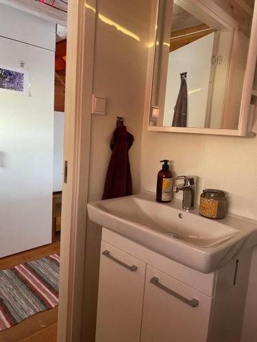 Cabin in the coast of Sweden in ฮูดิคสวัลล์