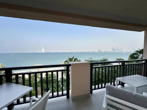 Elegantly Renovated 1BR Apartment at 5 Star Resort, Dubaj (zdjęcie 2)