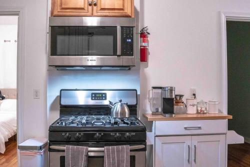 Cozy 2BR-Walk to Tufts & Green Line, Near Boston! in 梅德福
