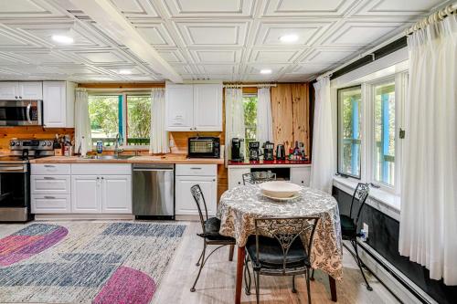 Family-Friendly Richmond Cottage with Private Yard in Pittsfield, USA