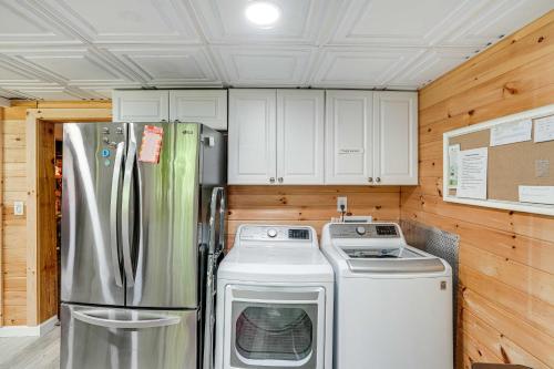 Family-Friendly Richmond Cottage with Private Yard in Pittsfield, USA