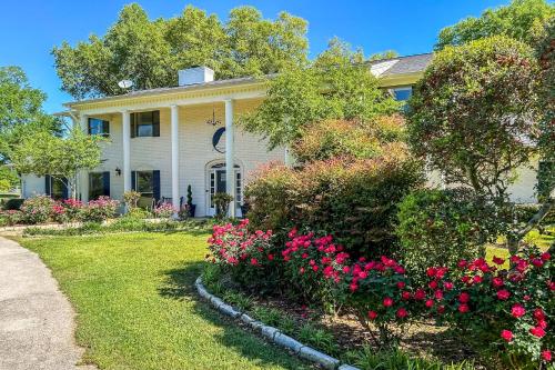 Spacious Madisonville Estate w/ Grill & Pond Views