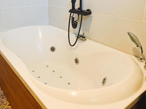 Bathroom, Mulyo Hotel near Teluk Kemang Beach