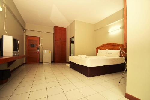 room detail thumbnail 2