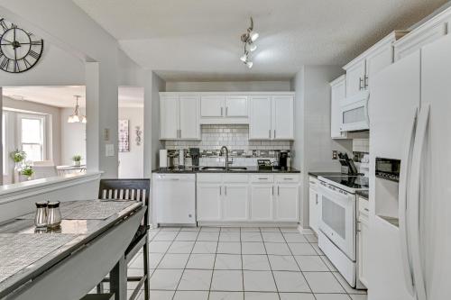 Convenient Hope Mills Home about 6 Mi to Fayetteville! in Hope Mills, USA