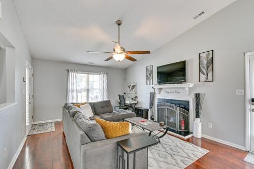 Convenient Hope Mills Home about 6 Mi to Fayetteville! in Hope Mills, USA