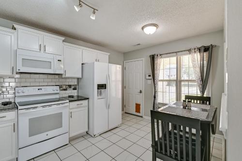 Convenient Hope Mills Home about 6 Mi to Fayetteville! in Hope Mills, USA
