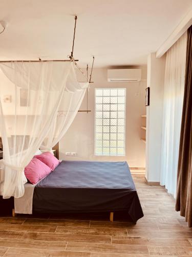 1 queen bed, 1 sofa bed