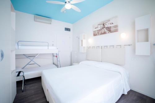 1 queen bed, 1 bunk bed