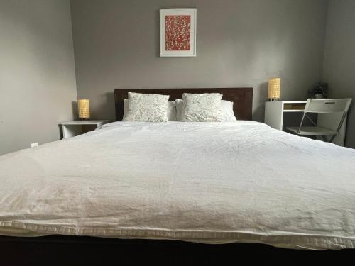 private room with queen bed in richmond 202 in Richmond, Canada