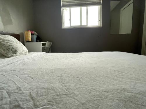 private room with queen bed in richmond 202 in Richmond, Canada