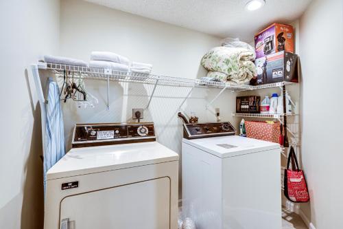 Jackson Village Townhome Loft and Golf Course View! - image 13