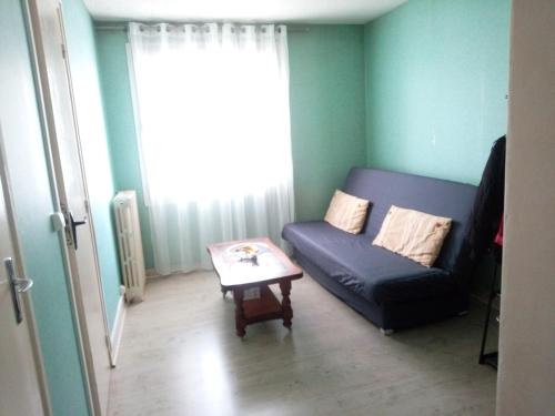 Chambre individuelle dans un grand appartement 3 pieces in Rueil-Malmaison