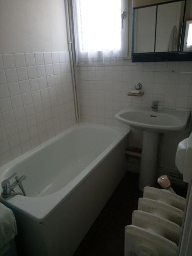 Chambre individuelle dans un grand appartement 3 pieces in Rueil-Malmaison