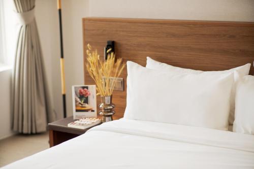 Deluxe Double Room with Balcony image 10