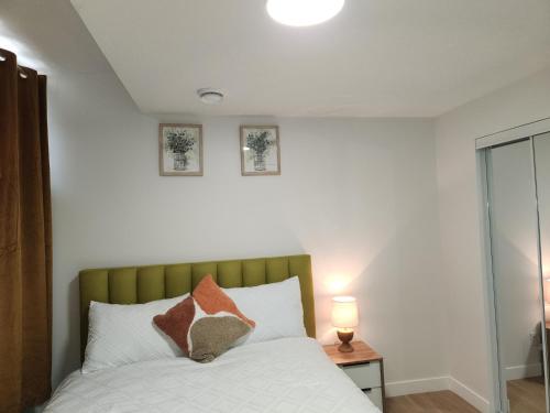 Brand New Deluxe 2 Bedroom Suite with AC & Den, Calgary, Alberta