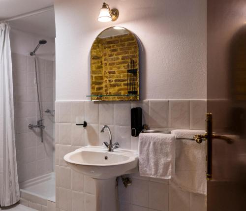 Double or Twin Room with View image 4