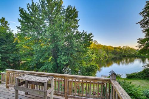 Lakefront Maine House ~ 4 Mi to Colby College in Waterville (Maine)