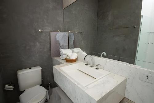 Sobrado com 1 suite 2 quarto ar 1km Shopping JL