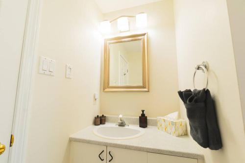 Roomy Boston 5BD-3BA-Pool Table-Free Parking in Revere, USA