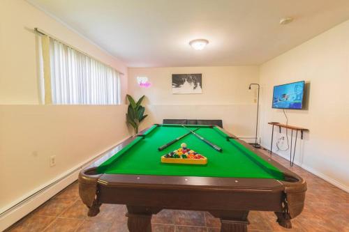Roomy Boston 5BD-3BA-Pool Table-Free Parking in Revere, USA