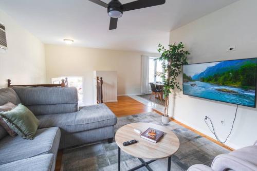 Roomy Boston 5BD-3BA-Pool Table-Free Parking in Revere, USA