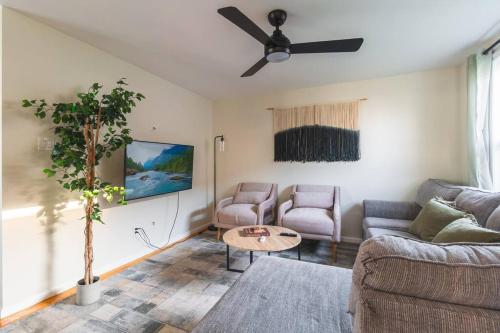 Roomy Boston 5BD-3BA-Pool Table-Free Parking in Revere, USA