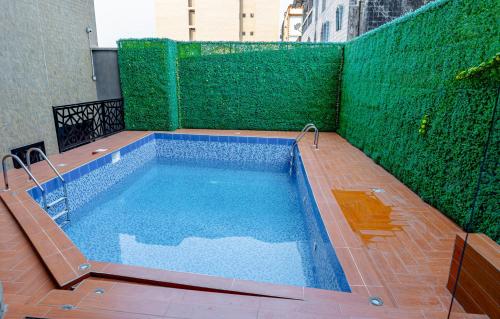 Swimming pool, RESIDENCE ISABELLA in Douala