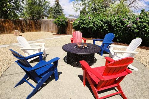 Central Luxury-Hot tub, Firepit, TVs, Grill, Games in Colorado Springs, USA