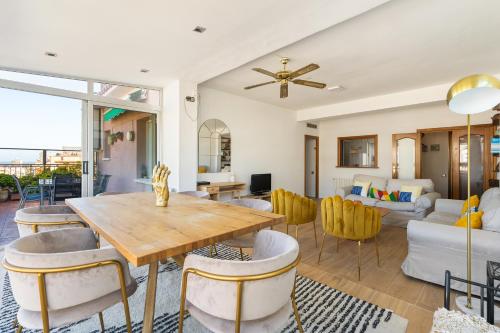 Sunny 3BR2BA w Private Terrace AC, Barcelona