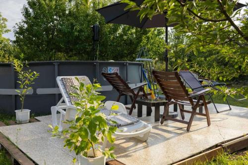 Iris pool house