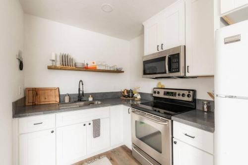 Top Floor Suite Full Kitchen Huge Fenced Backyard in San Diego, USA