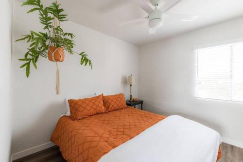 Top Floor Suite Full Kitchen Huge Fenced Backyard in San Diego, USA