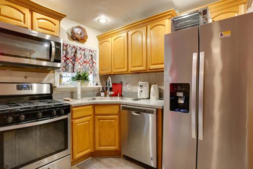 Newark Home with Deck and Fire Pit, 16 Mi to NYC! in Newark, USA