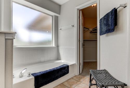 Spacious 3BR Retreat Close to Downtown & Outlets in San Marcos, USA